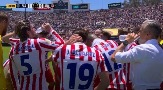 Em razão do calor, o jogo necessitou ter uma parada para hidratação (Foto: Reprodução/ Cazé TV)