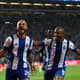 André André comemora gol do Porto com Brahimi em cima do Chelsea (Foto: AFP)