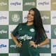 Modelo posa com a nova camisa do Palmeiras, patrocinado pela Crefisa (Divulgação)