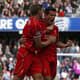 Philippe Coutinho comemora com Gerrard após marcar mais um gol com a camisa do Liverpool (AFP PHOTO / ADRIAN DENNIS)