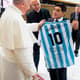 Papa Francisco e Maradona (Foto: AFP)