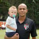 Depois do treino, o zagueiro Alex Silva curtiu seu filho Miguel - (Foto: Divulgação / Site Oficial do São Paulo)
