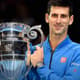 Novak Djokovic recebe o troféu de melhor do ano em Londres