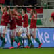 Jogadores comemoram gol de Priskin (Foto: Attila Kisbedenek / AFP)