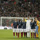 HOME - Inglaterra x França - Amistoso internacional - Um minuto de silêncio em Wembley (Foto: Adrian Dennis/AFP)