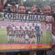 Torcedor do Corinthians com pôster do L!