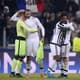 Evra comemora com jogadores a classificação da Juventus para oitavas da Champions (Foto: Marco Bertorello / AFP)