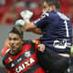 Paolo Guerrero e Diego Oliveira disputam pela bola (Foto: Gilvan de Souza / Flamengo)