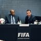 O presidente interino da Fifa, Issa Hayatou, ao lado do secretário-geral interino, Markus Kattner (Foto: Fifa)