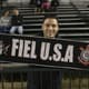 Torcedor corintiano posa com faixa de torcida norte-americana antes de jogo da Florida Cup (Foto: Daniel Augusto Jr_)