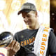 Manning olhando para a taça do Super Bowl