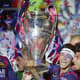 Barcelona x Juventus - Liga dos Campeões - Neymar com taça (Foto: Olivier Morin/AFP)