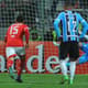 Edinho observa a cobrança de pênalti do segundo gol do Toluca (Foto: Maria Calls/AFP)