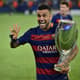 Daniel Alves comemorando vitória do Barcelona (Foto: AFP/Kirill Kudryavtsev)