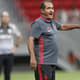 Muricy Ramalho orienta os jogadores no Mané Garrincha (Foto: Gilvan de Souza / Flamengo)