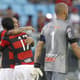 Gabriel ganha abraço de Sheik (Gilvan de Souza/Flamengo)