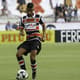 Atualmente no Santa Cruz, Léo Moura entrou na Justiça cobrando horas extras do Flamengo