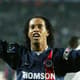 Ronaldinho em ação com a camisa do PSG