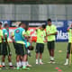 Dunga conversa com jogadores no treino da Seleção Brasileira (Foto: Lucas Figueiredo/Mowa Press)