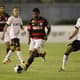 Márcio Araújo em ação contra o Atlético-PR (Foto: Gilvan de Souza / Flamengo)