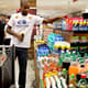 Dedé, zagueiro do Cruzeiro, já participou de ação em supermercado