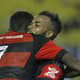 Fernandinho abraça Cirino (Gilvan de Souza/Flamengo)