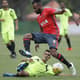 Fernandinho em ação durante jogo-treino contra o Americano (Gilvan de Souza / Flamengo)