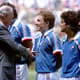 O então presidente da Fifa João Havelange cumprimenta o francês Papin durante a Copa do mundo de 1986