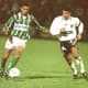 Djalminha em ação pelo Palmeiras contra o Santos, de Gallo, na partida que confirmou o título do Verdão em 96