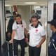 Jorginho e Zinho durante desembarque do Vasco nesta quarta-feira no Galeão (Foto: David Nascimento/LANCE!Press)