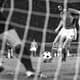 Panenka cobra o pênalti do título da Eurocopa de 1976, contra a Alemanha Ocidental