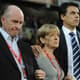 Chris Coleman e os pais de Gary Speed antes de jogo de País de Gales nas Eliminatórias para a Eurocopa