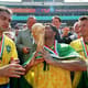 Principal destaque do tetra e melhor jogador da Copa-94, Romário beija a taça após a conquista