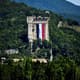 Bandeira da França aberta em um castelo para passagem dos ciclistas. Ato de protesto contra o terror