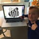 Torcedor do Manchester City, garoto de sete anos declarou apoio ao Santos (foto: Reprodução/Twitter)