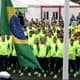Delegação do Brasil acompanha o hasteamento de bandeira na Vila dos Atletas