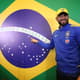 Weverton mostra a estrela que representa seu estado na bandeira brasileira&nbsp;