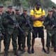 Usain Bolt posa com soldados no Rio de Janeiro