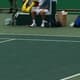 Stefan Duell massageia cotovelo de Novak Djokovic na quadra central do Centro Olímpico