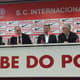 Celso Roth (terceiro da direita para a esquerda) assina com o Internacional até dezembro deste ano