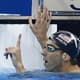 Michael Phelps faz sinal de negativo, provocando o rival Chad Le Clos, após ganhar os 200 m borboleta