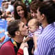Michael Phelps beija o filho Boomer Robert após ouro no Rio<br>​