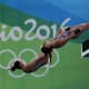Atletas disputam saltos ornamentais com marca do Rio-2016 ao fundo<br>​