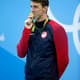 Michel Phelps beija, emocionado, sua medalha de ouros nos 200 m medley, a quarta seguida na prova