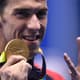 Phelps contando suas medalhas de ouro depois de ganhar mais uma na final dos 200m Medley