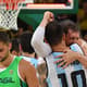 Argentinos celebram a vitória sobre o Brasil; à frente, Raulzinho lamenta a derrota