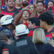 Torcedor do Flamengo 'perdido' no meio de leoninos é escoltado durante vitória do Sport por 1 a 0