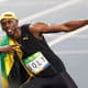 Usain Bolt comemora com o famoso raio a vitória na final dos 100 m rasos