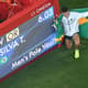 Thiago Braz comemora a inédita medalha de ouro do Brasil no salto com vara
