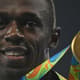 Usain Bolt com o ouro que levou nos 200 m